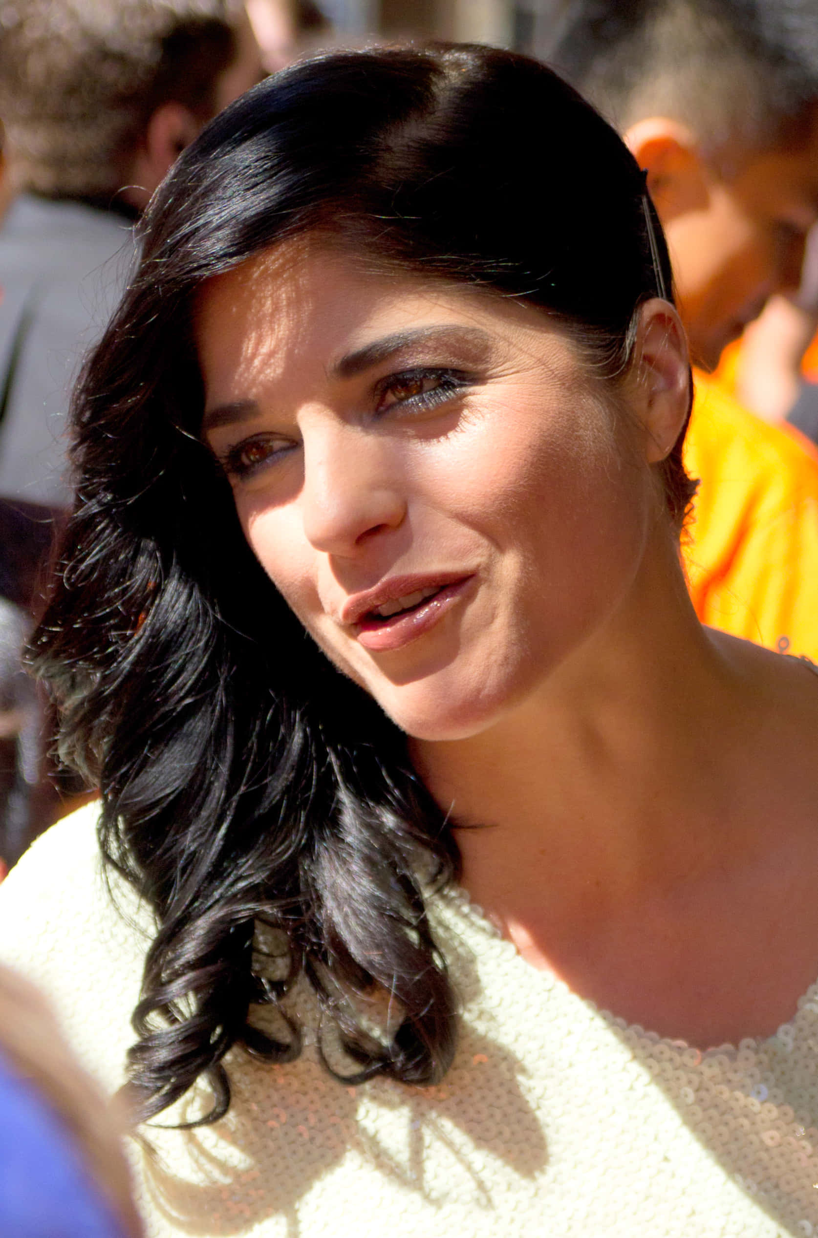 Selma Blair, dark wavy hair, light-colored top, Full HD Phone Wallpaper