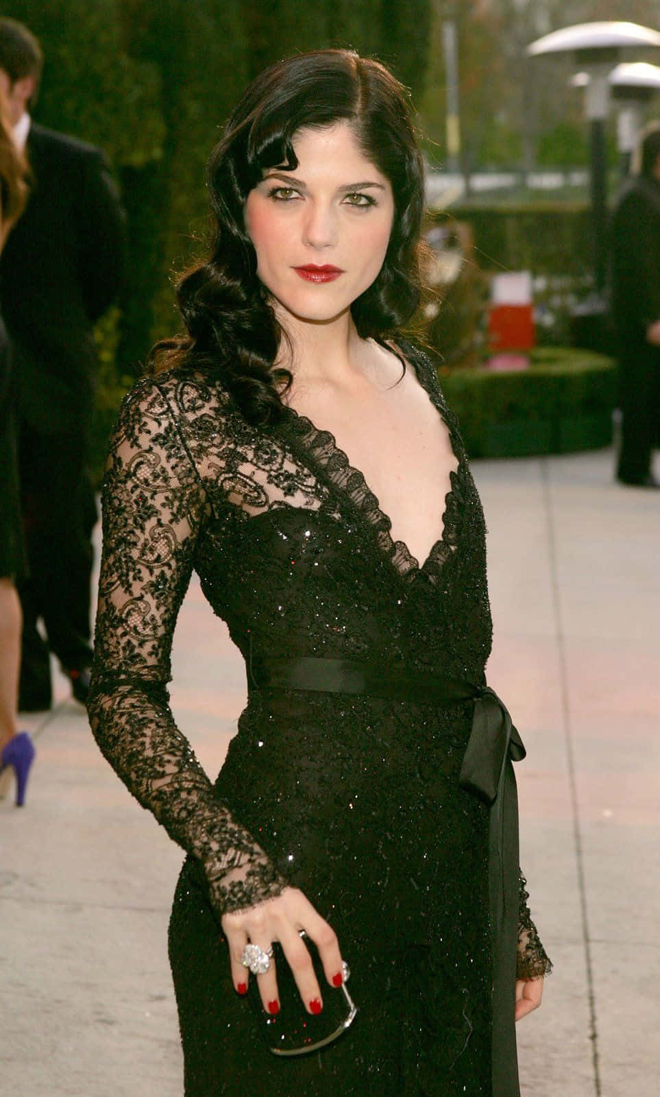 Selma Blair, black lace gown, red nails, HD Phone Wallpaper