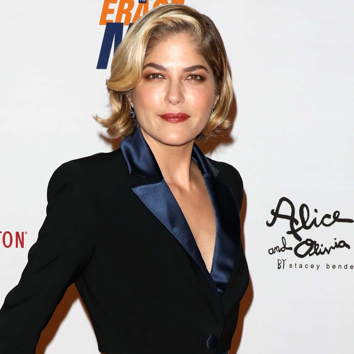 Selma Blair, black blazer, blue satin lapels, SD Desktop Wallpaper