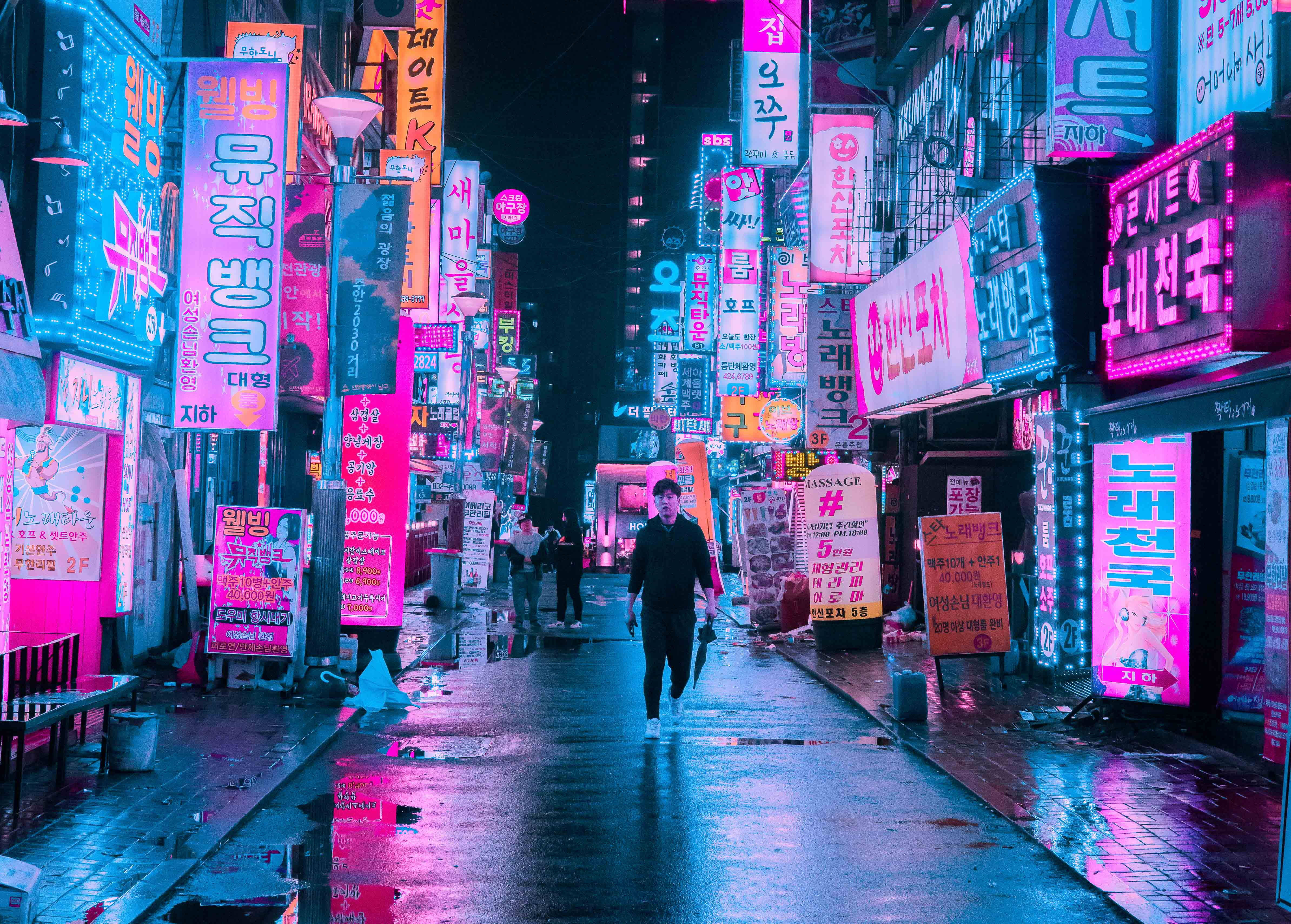 neon-drenched Korean alley, glowing pink and blue signs, wet pavement, 4K Desktop Wallpaper