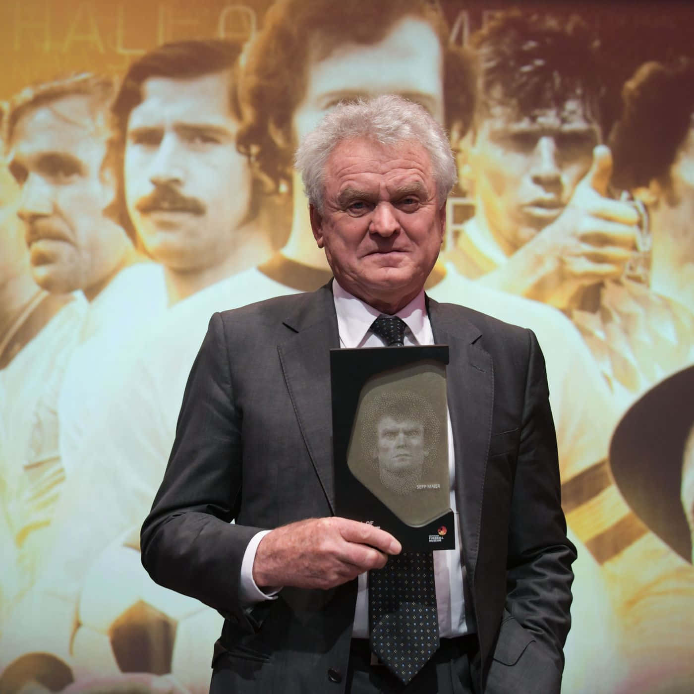 Sepp Maier, 2019 Hall of Fame Inauguration, golden backdrop, HD Desktop Wallpaper