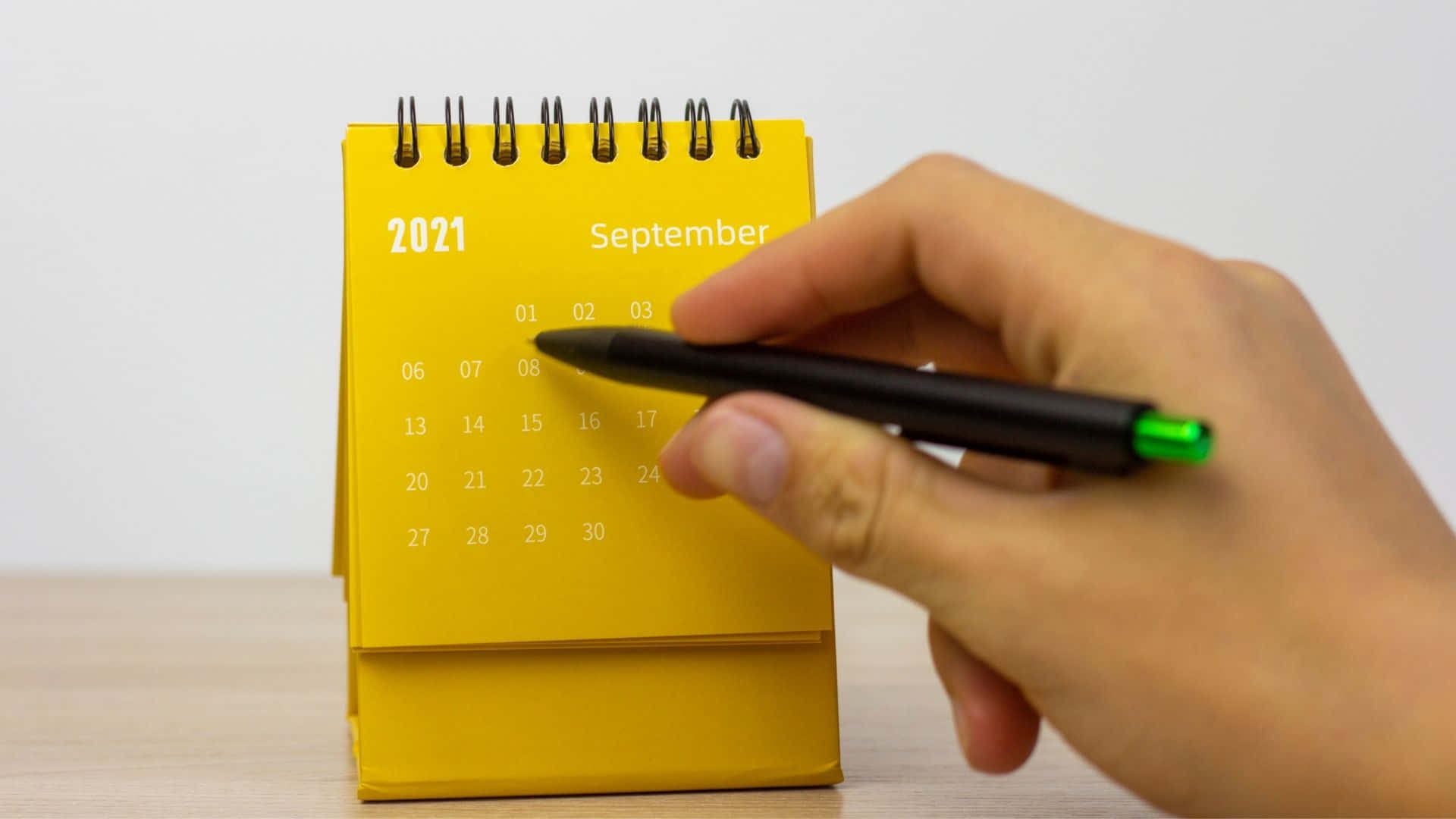 2021 September desk calendar, bright yellow, black pen, Full HD Desktop Wallpaper