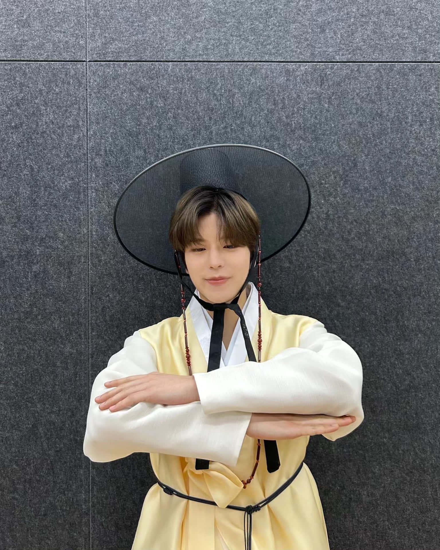 traditional Korean hanbok, black wide-brimmed hat, gray tiled wall, Full HD Phone Wallpaper