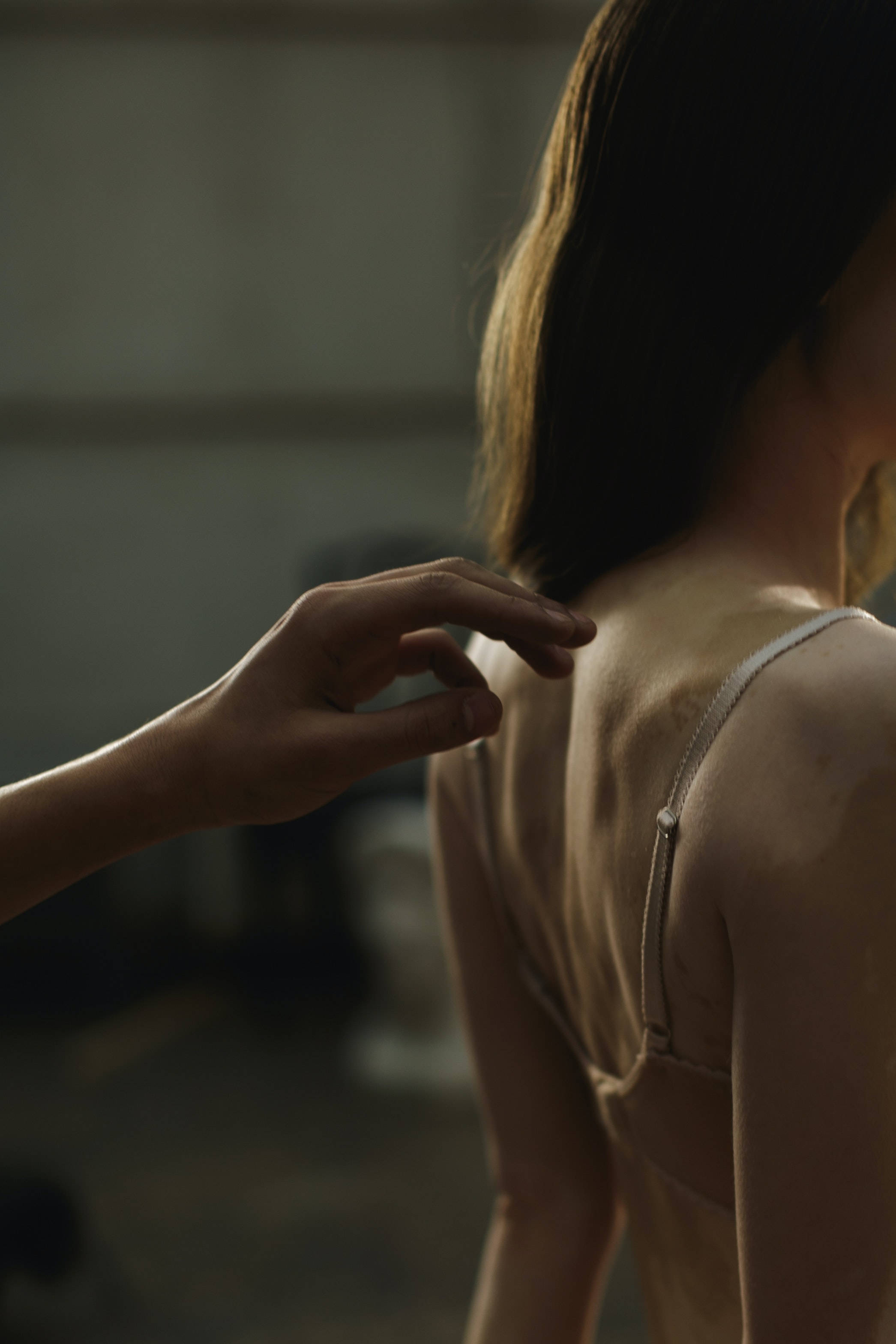 Sexy Female Back, hand, shoulder, 2K Phone Wallpaper