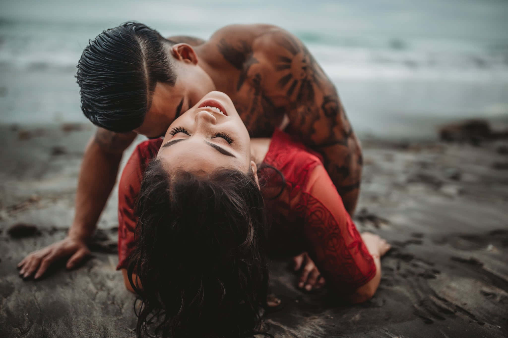 sexy beach, tattooed man, smiling woman, Full HD Desktop Wallpaper