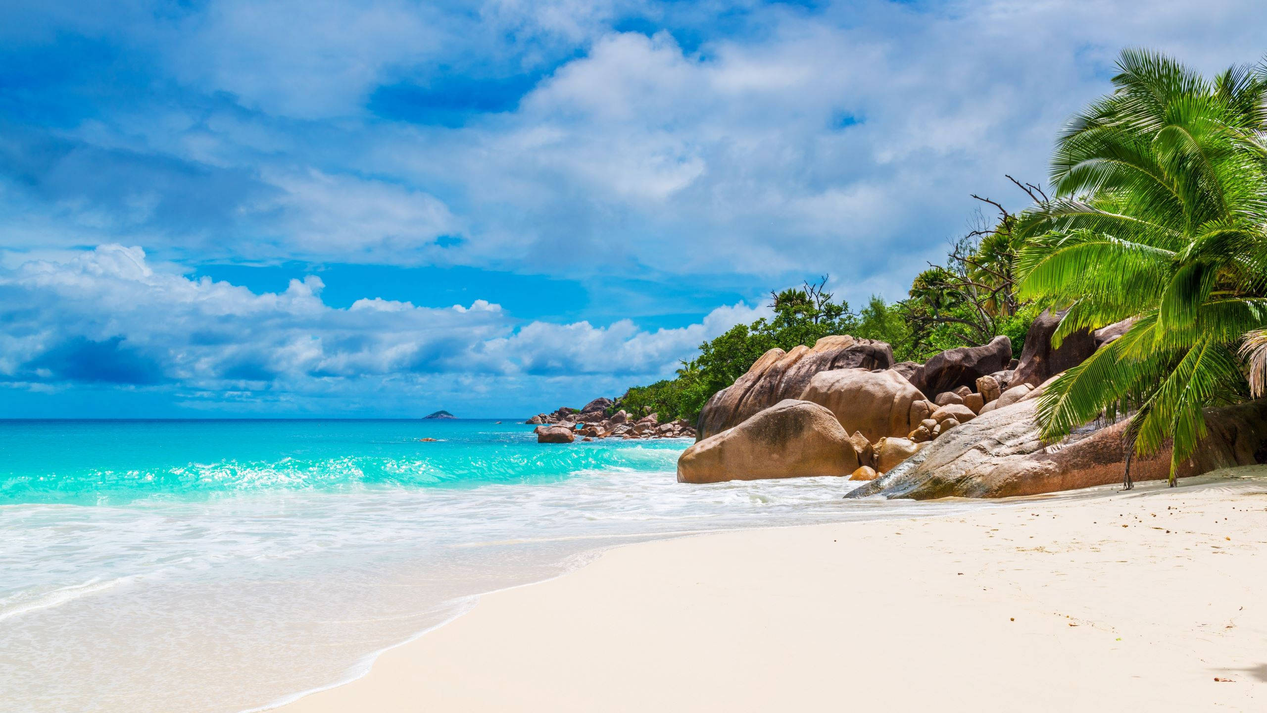 White Beach, Seychelles, turquoise waves, 2K Desktop Wallpaper