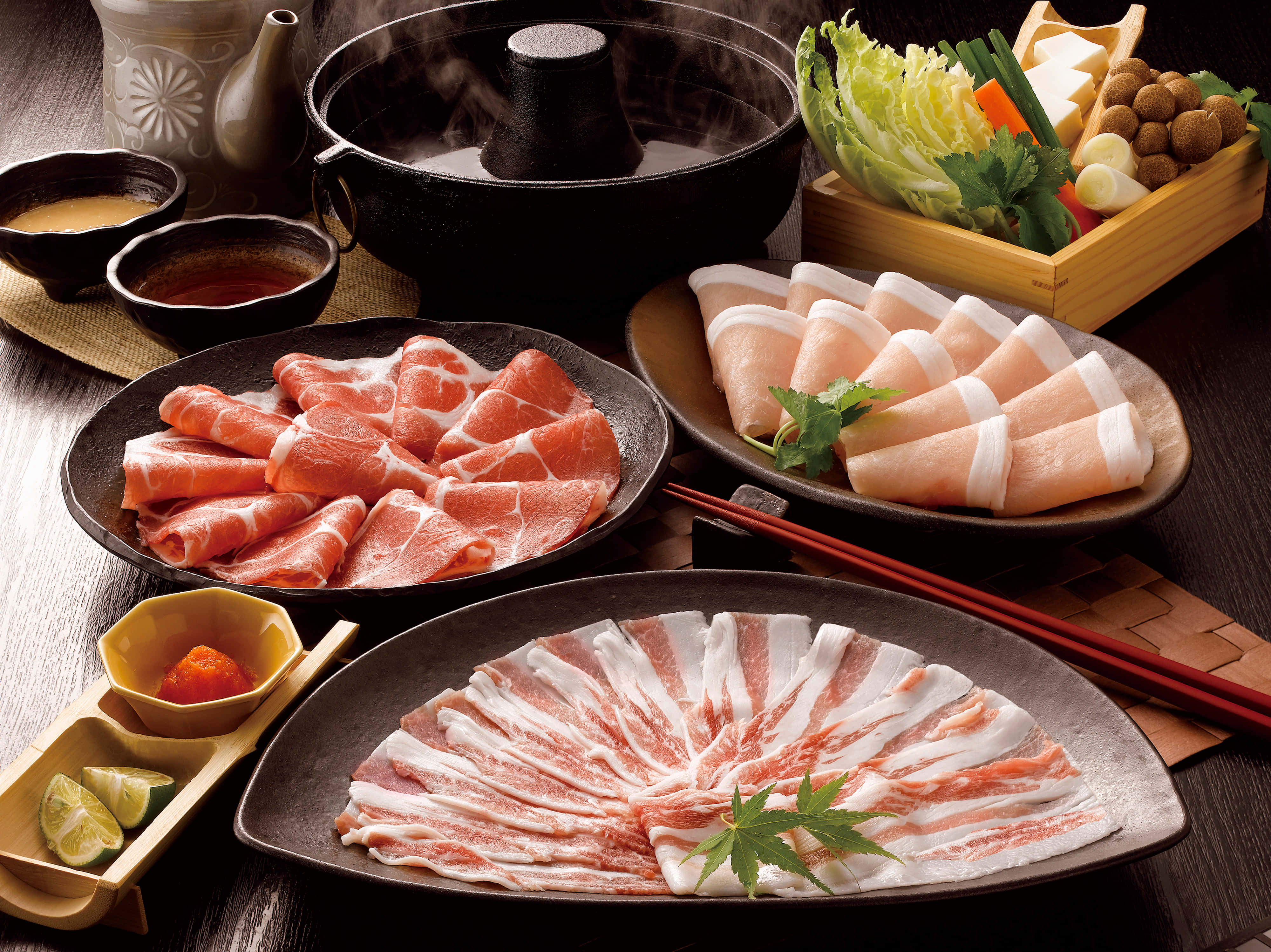 Shabu-shabu, steaming hot pot, thinly sliced raw pork belly, 4K Desktop Wallpaper
