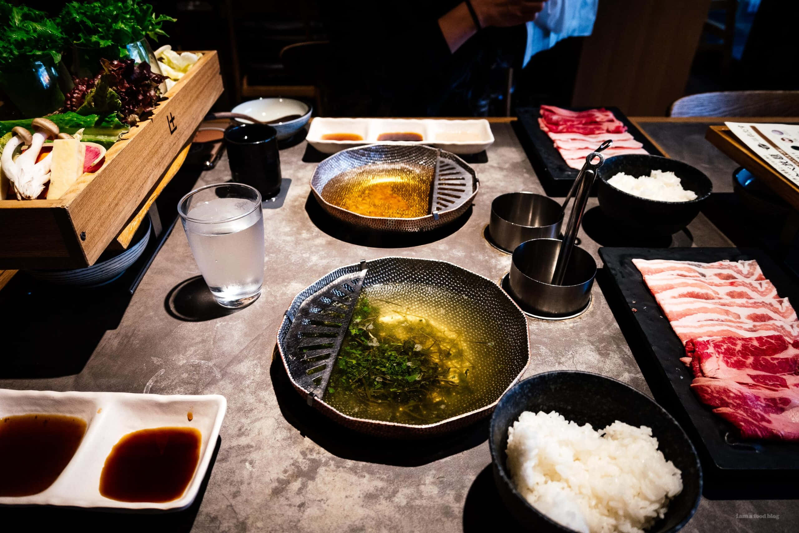 shabu shabu, steaming hot pot table, thinly sliced beef, 2K Desktop Wallpaper