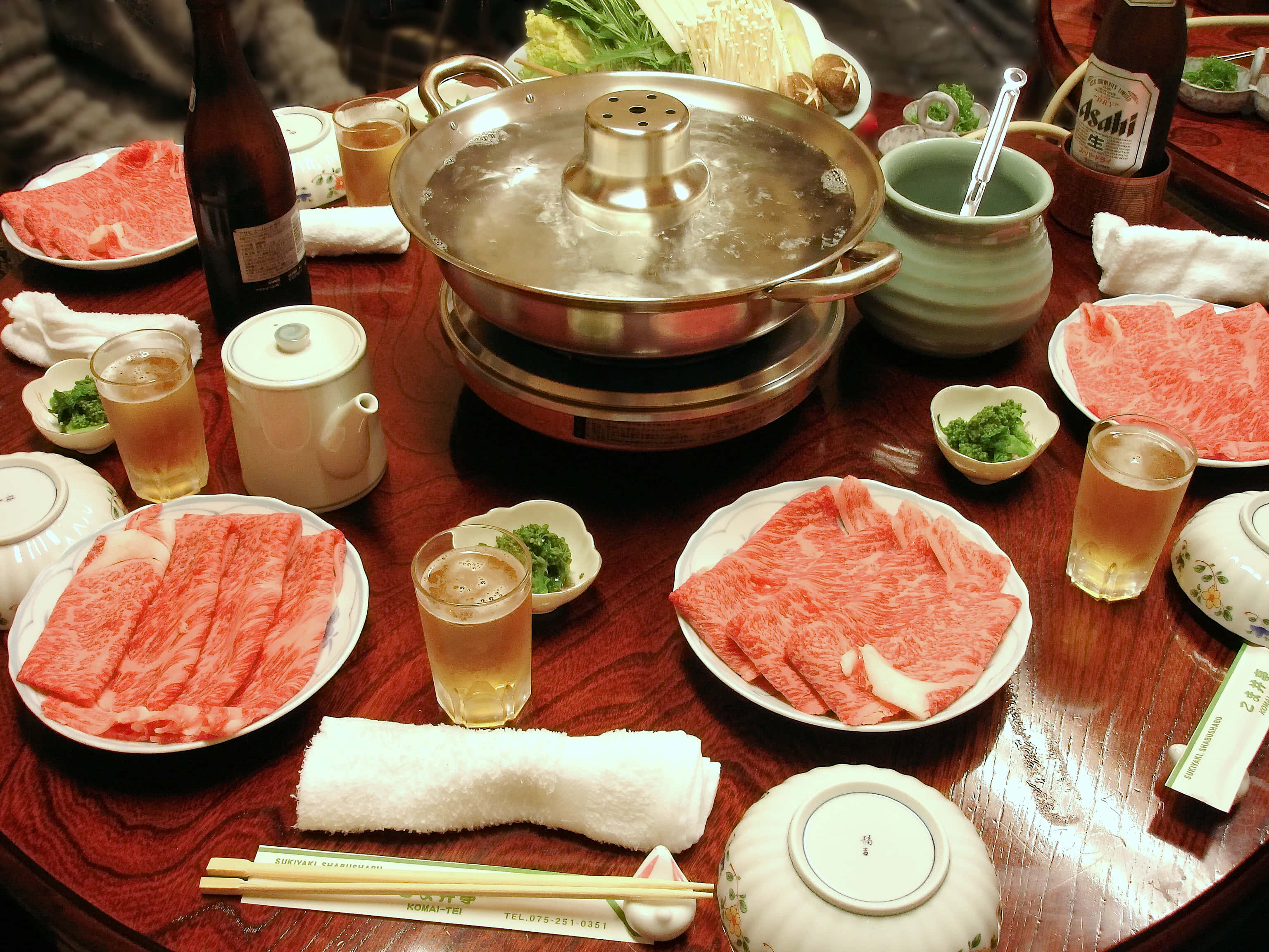 Shabu-shabu, steaming hot pot, raw beef slices, 2K Desktop Wallpaper