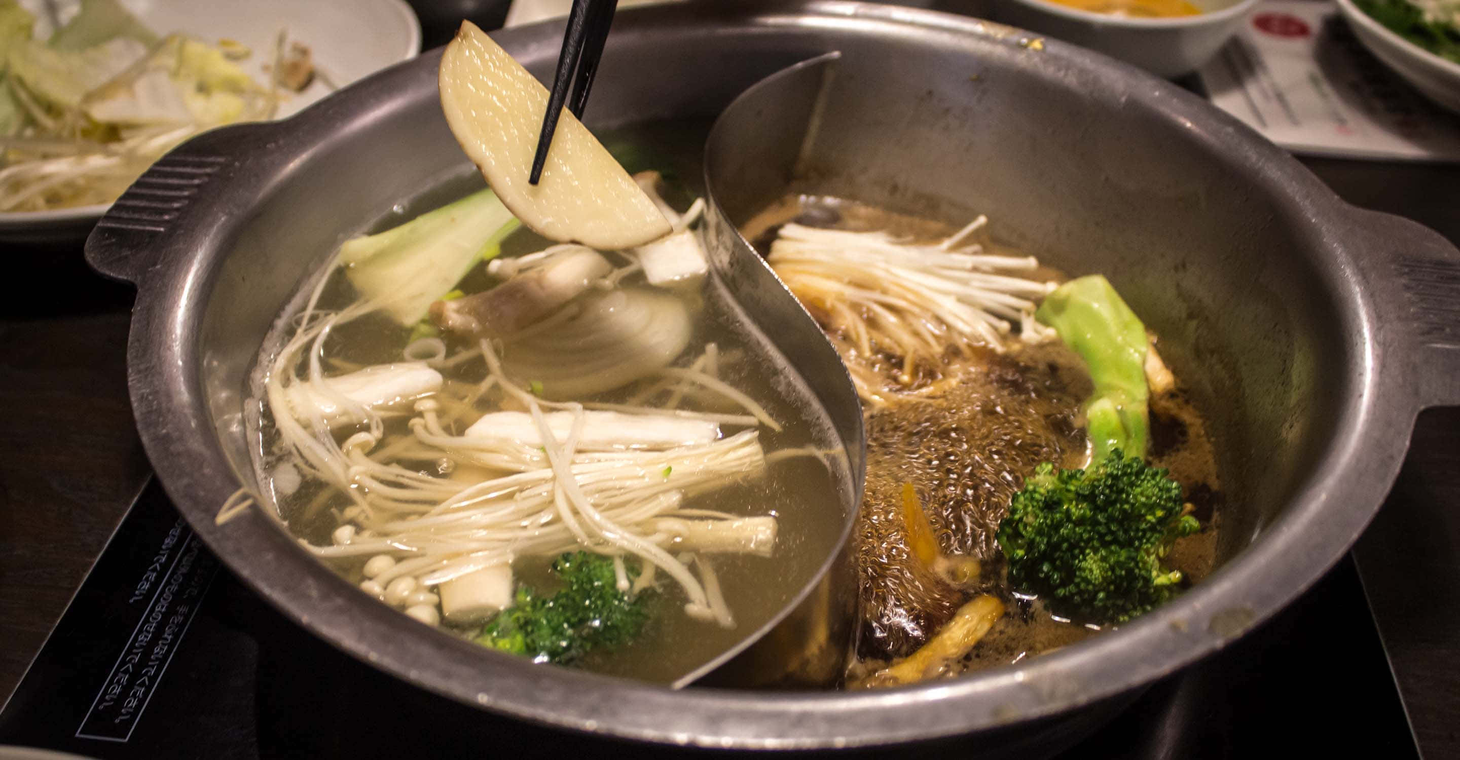 Shabu-shabu, dual stainless steel hot pot, clear broth, 2K Desktop Wallpaper