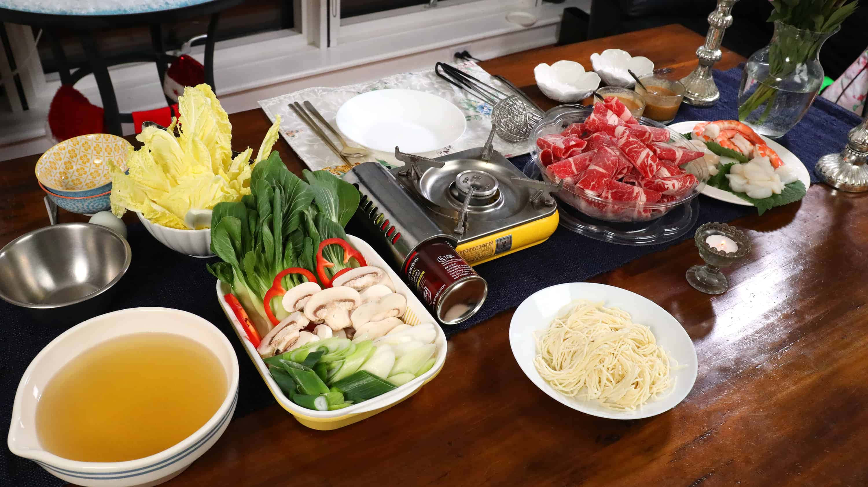 Shabu-shabu, hot pot meal, wooden table, 2K Desktop Wallpaper