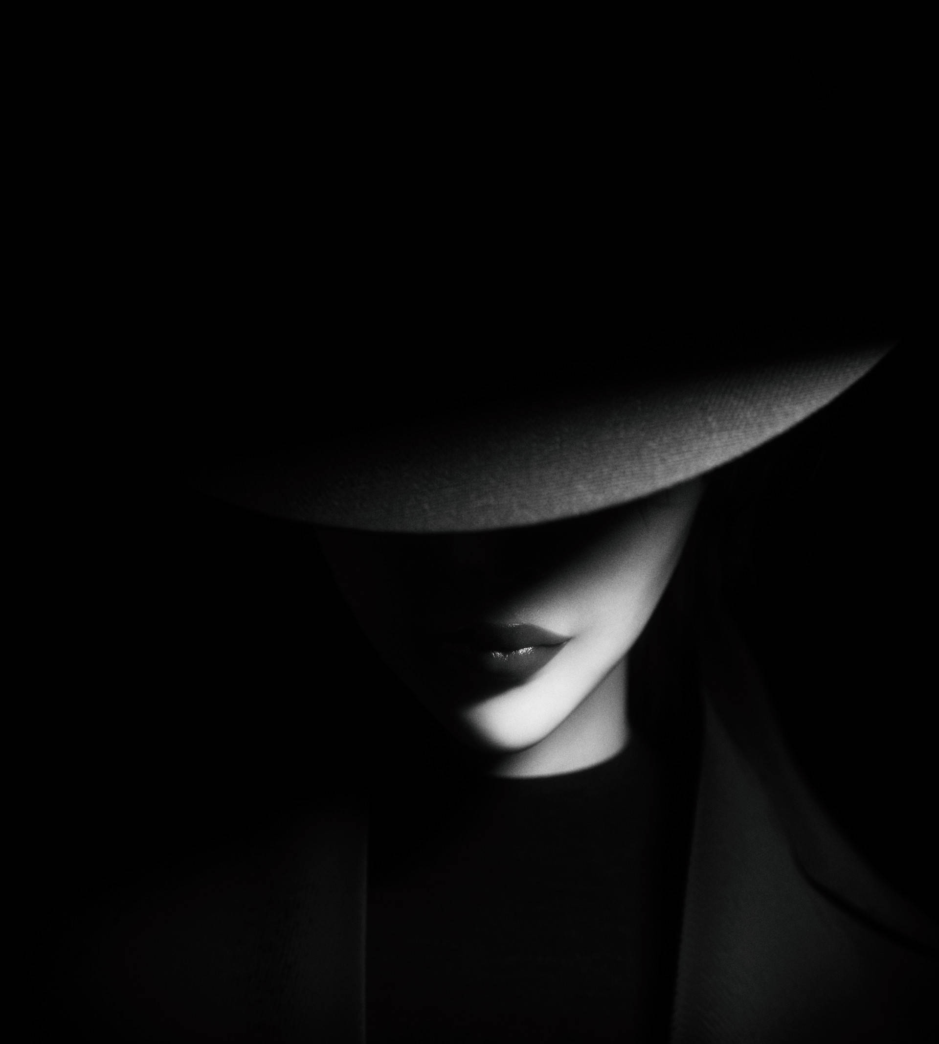 girl shadow, wide-brimmed hat, black and white portrait, Full HD Phone Wallpaper