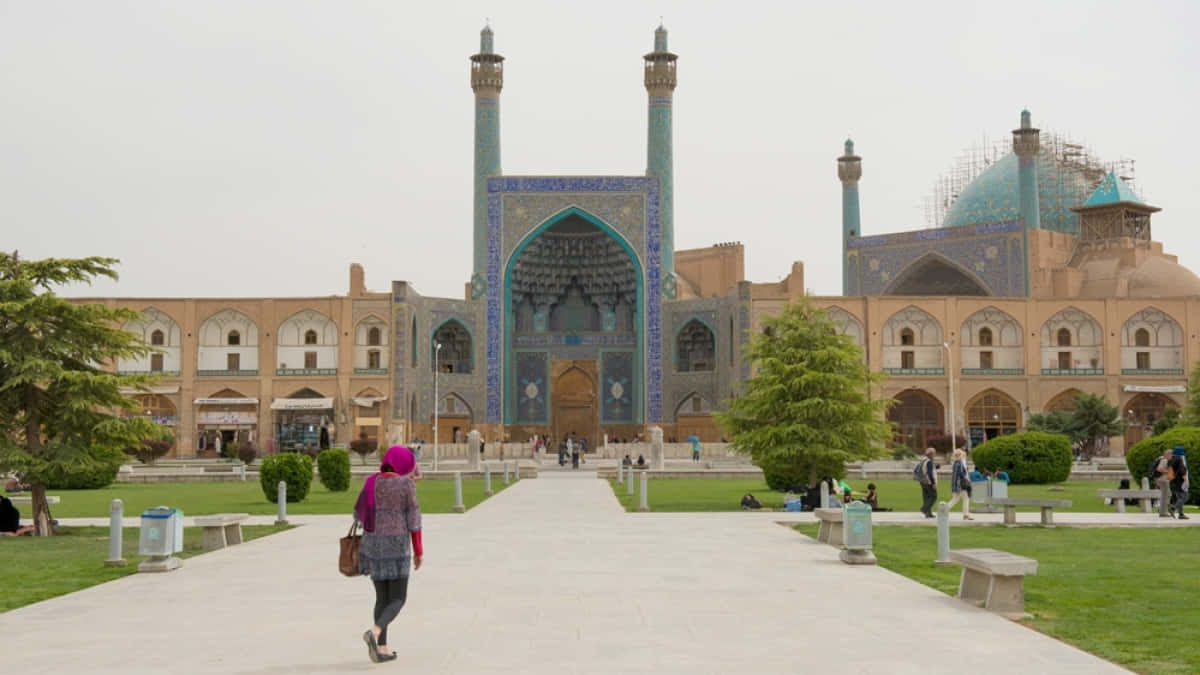 Shah Mosque, pink headscarf, turquoise tiled arches, SD Desktop Wallpaper