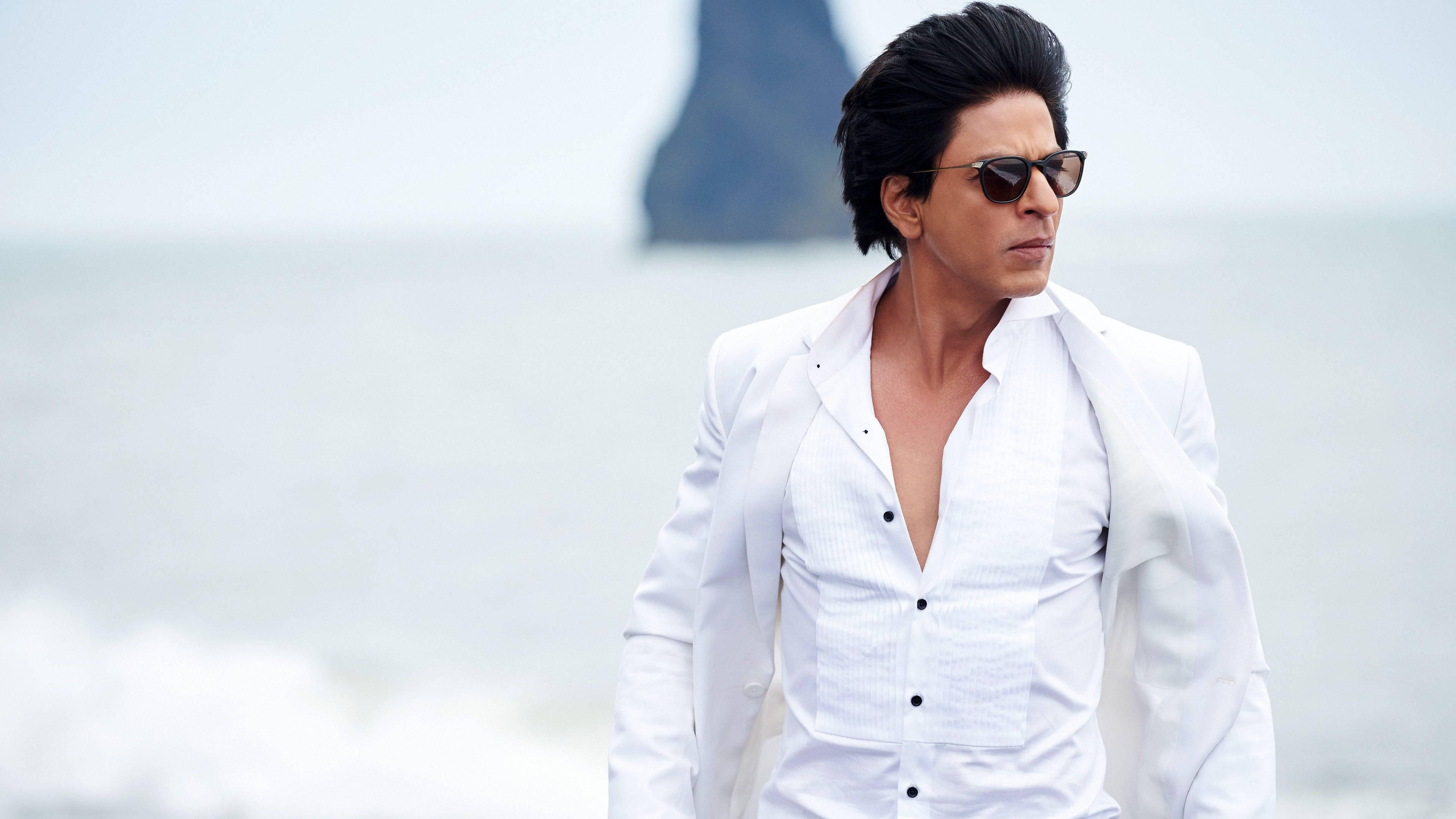 Shah Rukh Khan, beach shore, white suit, 4K Desktop Wallpaper
