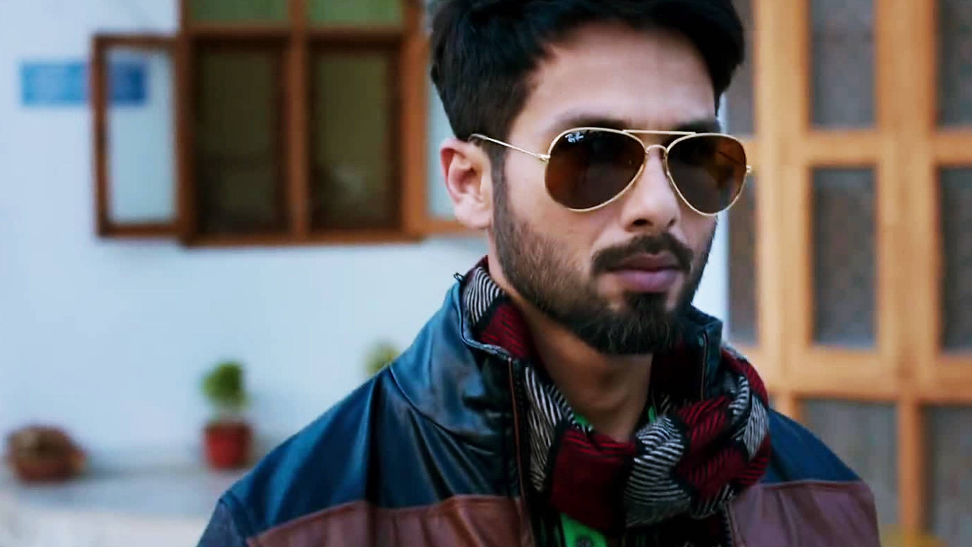 Shahid Kapoor, gold-rimmed aviator sunglasses, colorful scarf, Full HD Desktop Wallpaper
