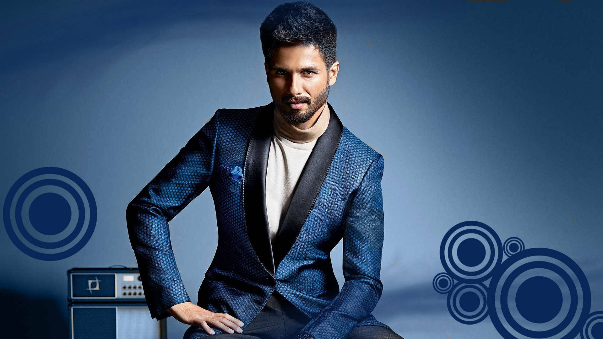 Shahid Kapoor, textured blue suit, gradient blue backdrop, Full HD Desktop Wallpaper