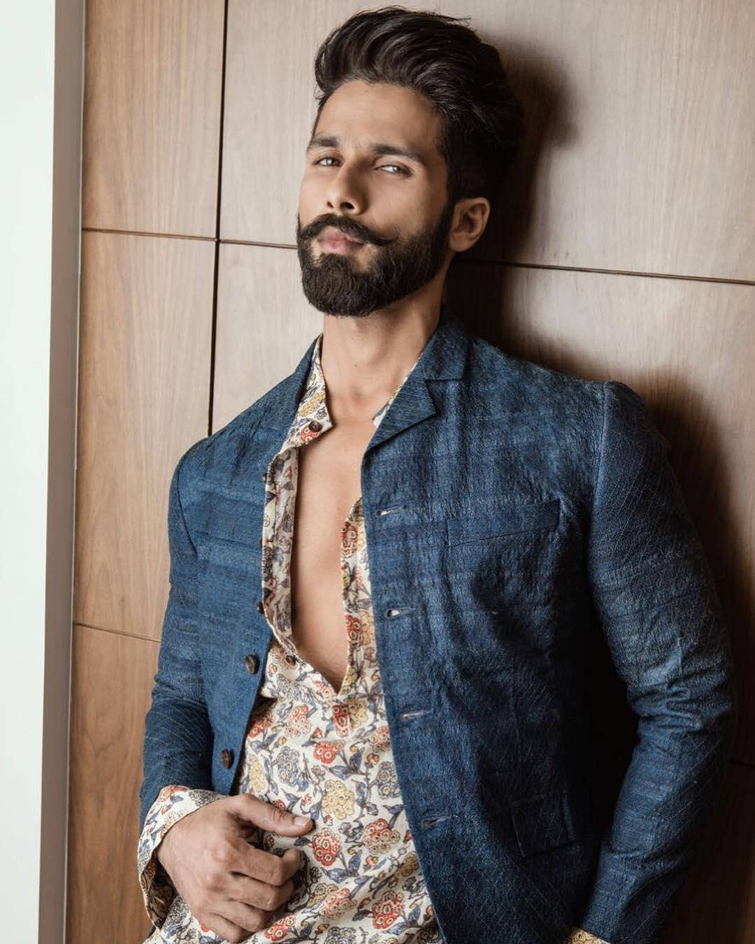 Shahid Kapoor, blue blazer, floral shirt, HD Phone Wallpaper