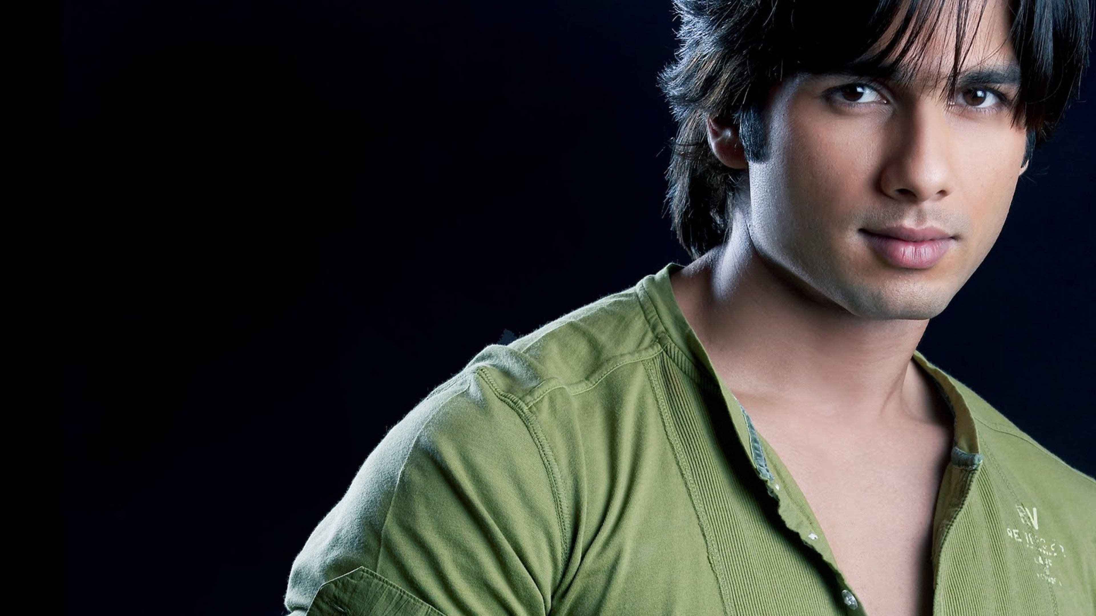 Shahid Kapoor, green shirt, dark background, 4K Desktop Wallpaper
