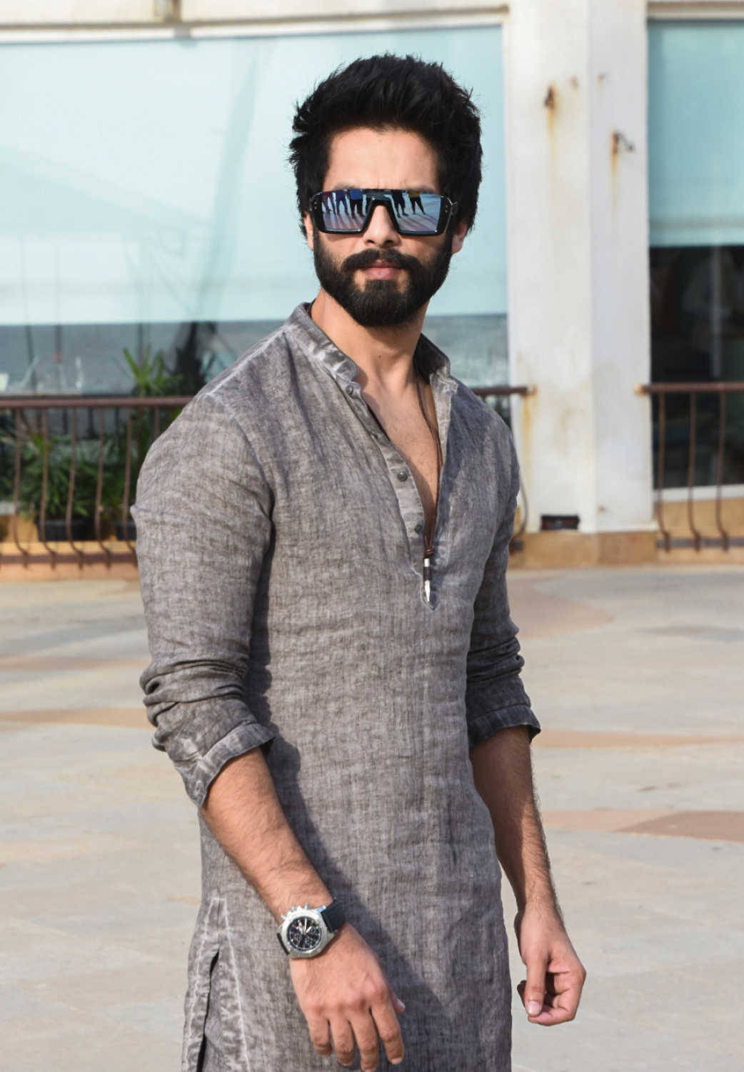 Shahid Kapoor, gray kurta, beard, HD Phone Wallpaper