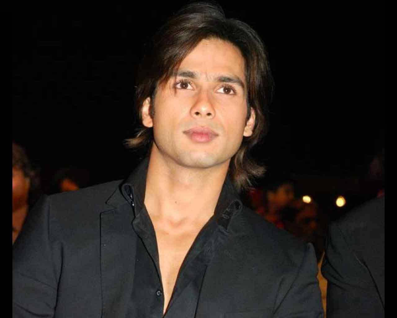 Shahid Kapoor, dark hair, black shirt, HD Desktop Wallpaper