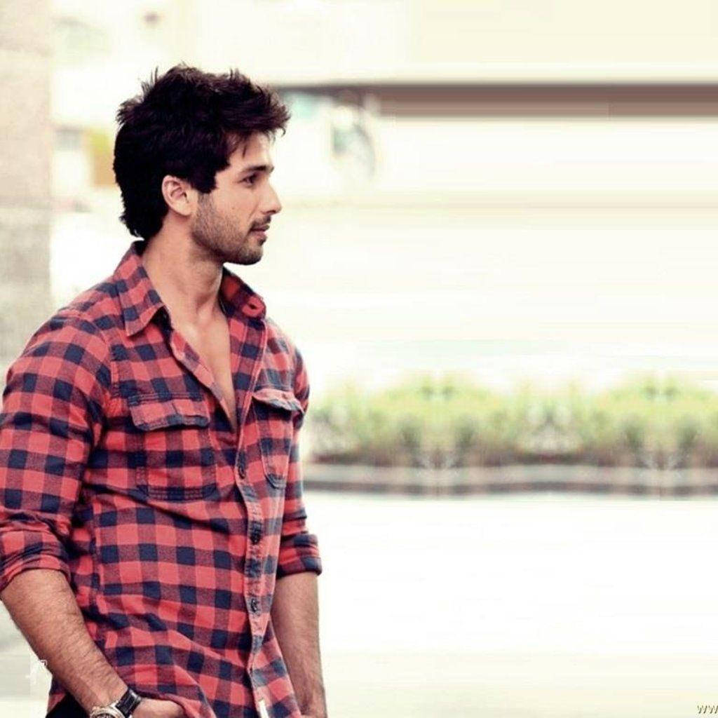 Shahid Kapoor, red and black plaid shirt, water, SD Desktop Wallpaper