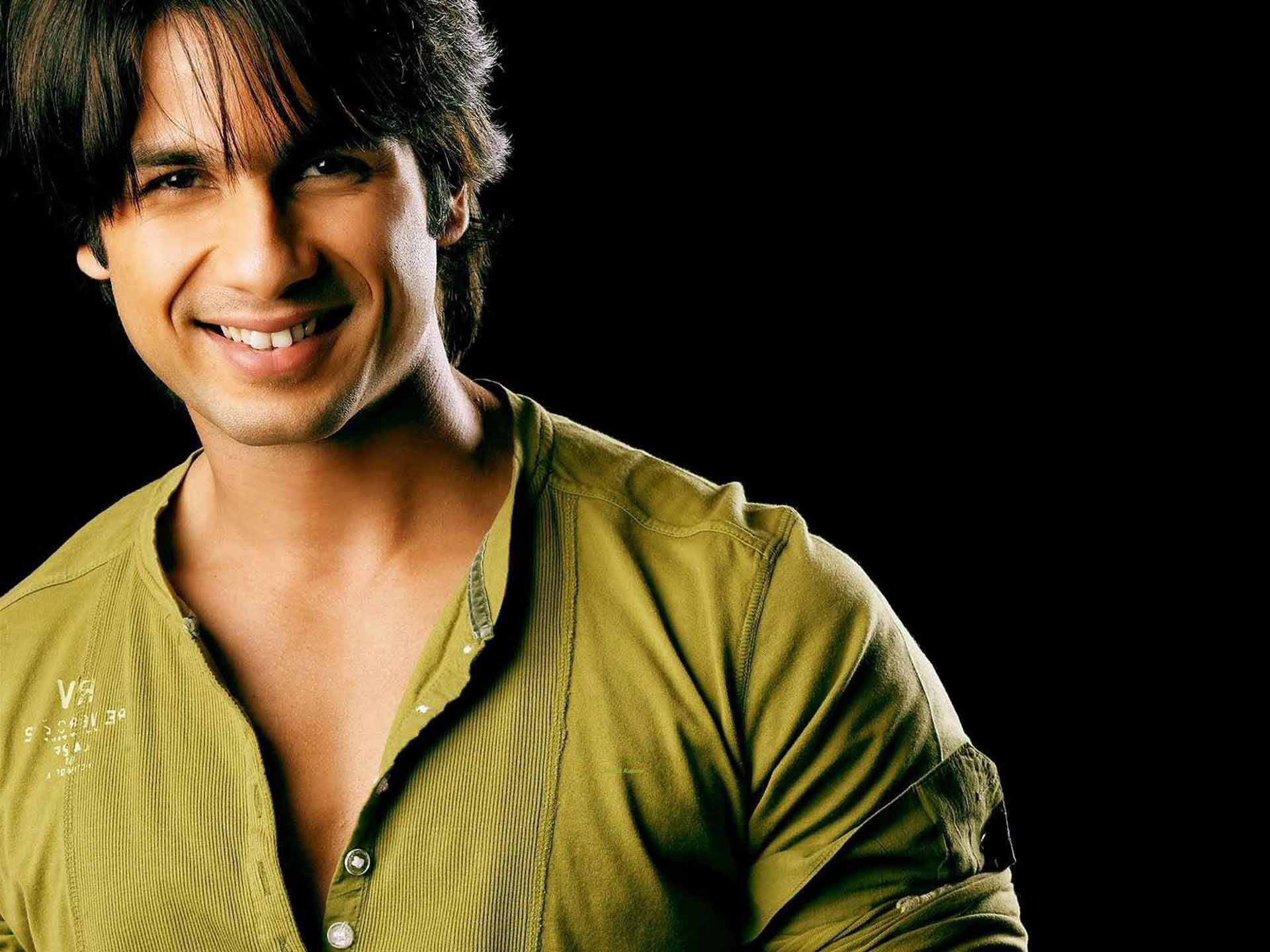 Shahid Kapoor, olive green shirt, black background, Full HD Desktop Wallpaper