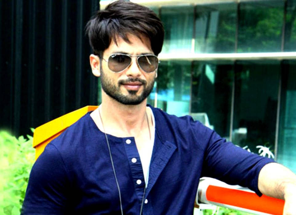 Shahid Kapoor, blue shirt, aviator sunglasses, SD Desktop Wallpaper