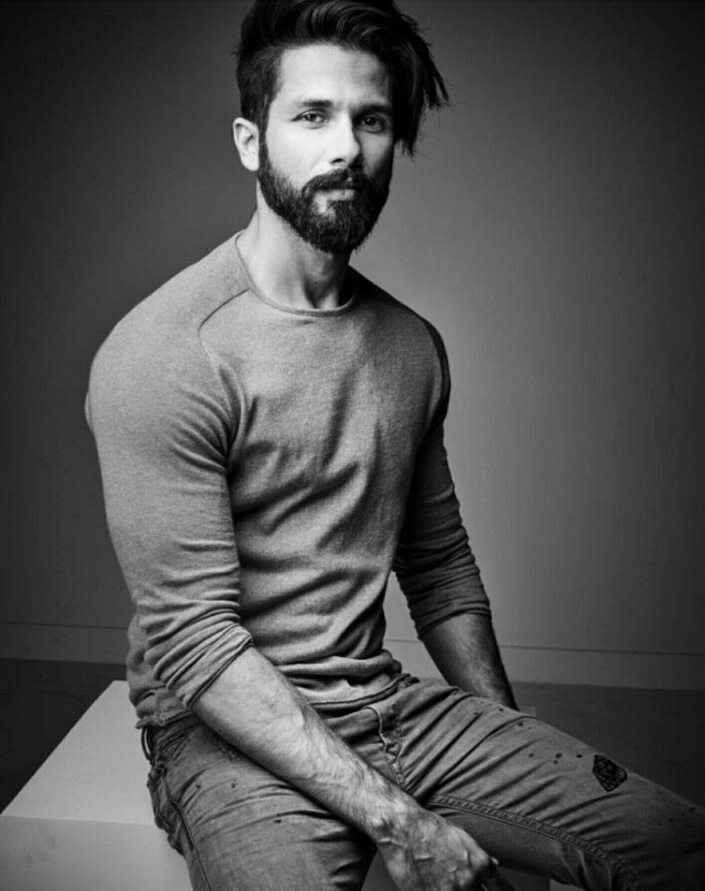 Shahid Kapoor, bearded man, long-sleeve shirt, HD Phone Wallpaper