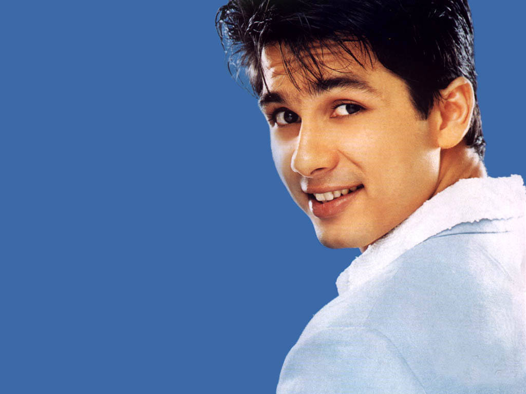 Shahid Kapoor, dark hair, warm smile, SD Desktop Wallpaper