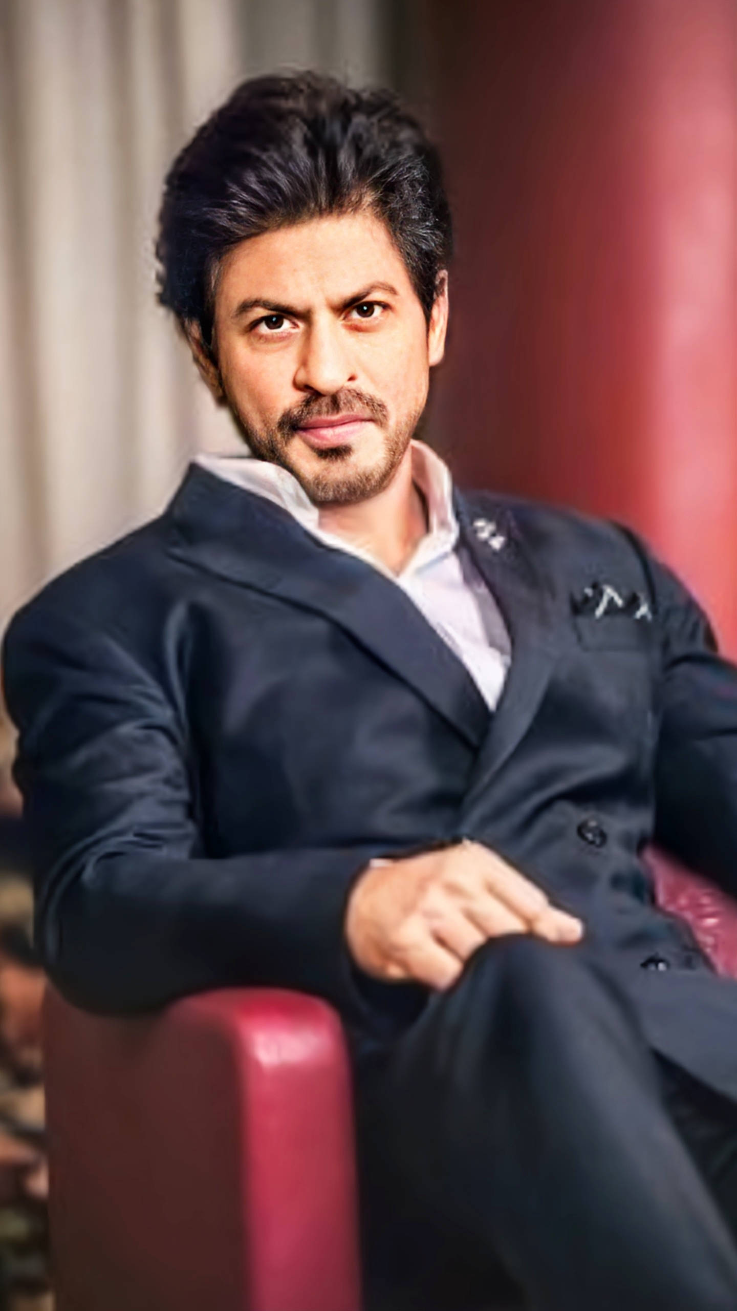 Shahrukh Khan, dark suit, red chair, 2K Phone Wallpaper