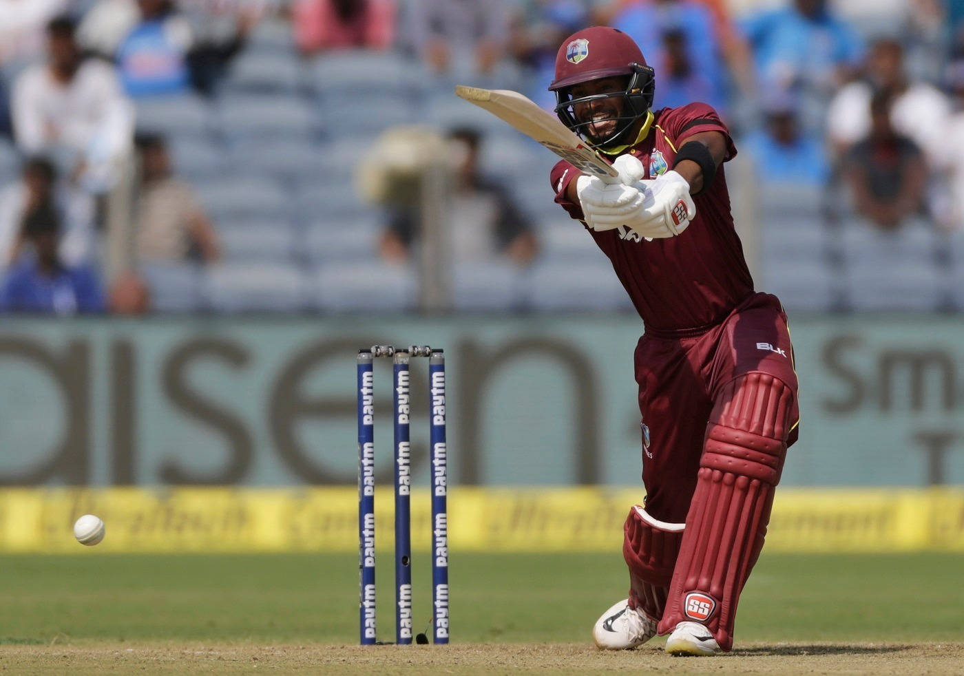 Shai Hope, maroon gear, white ball, HD Desktop Wallpaper