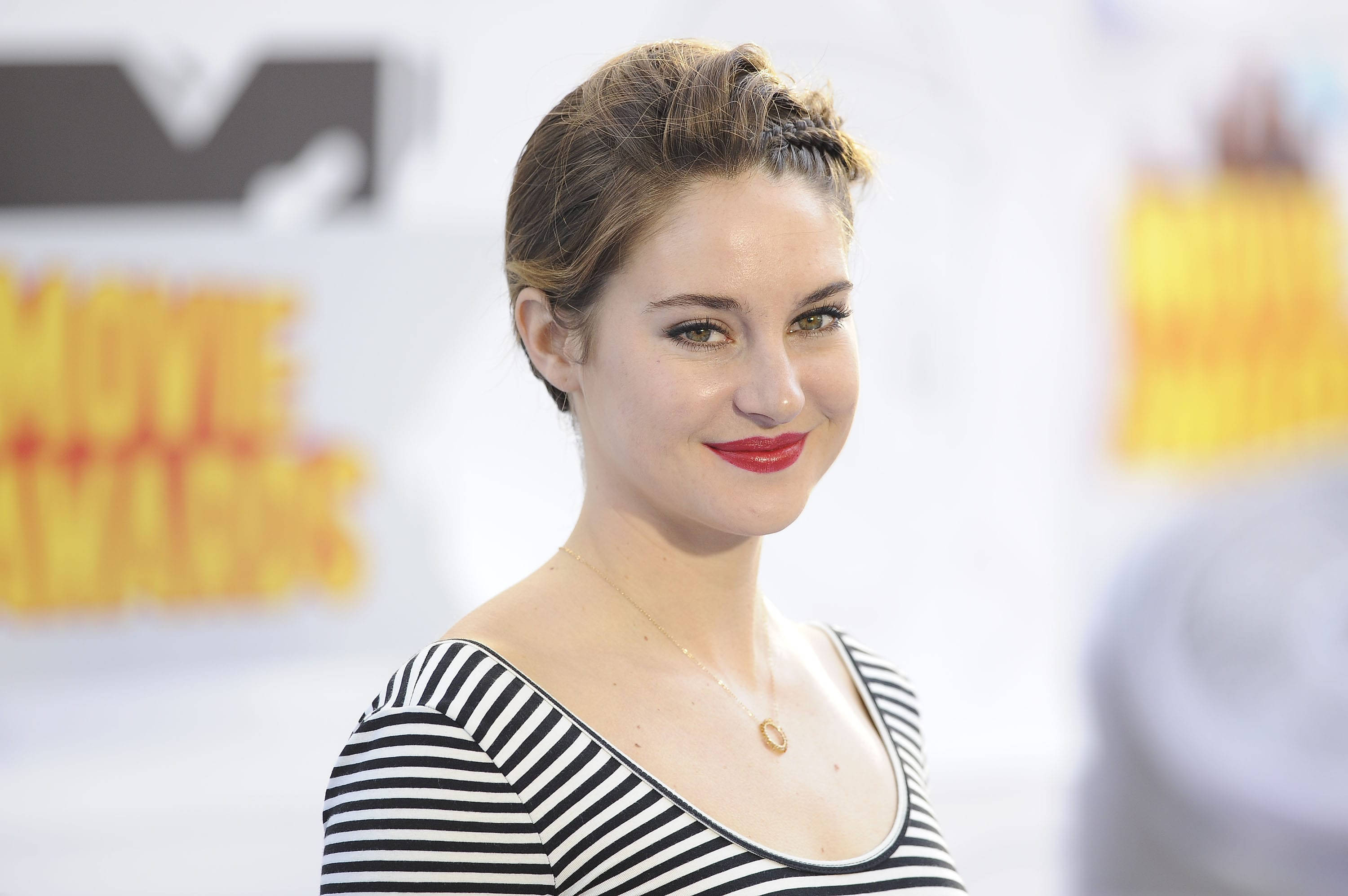 Shailene Woodley, 2015 MTV Movie Awards, black and white striped top, 2K Desktop Wallpaper