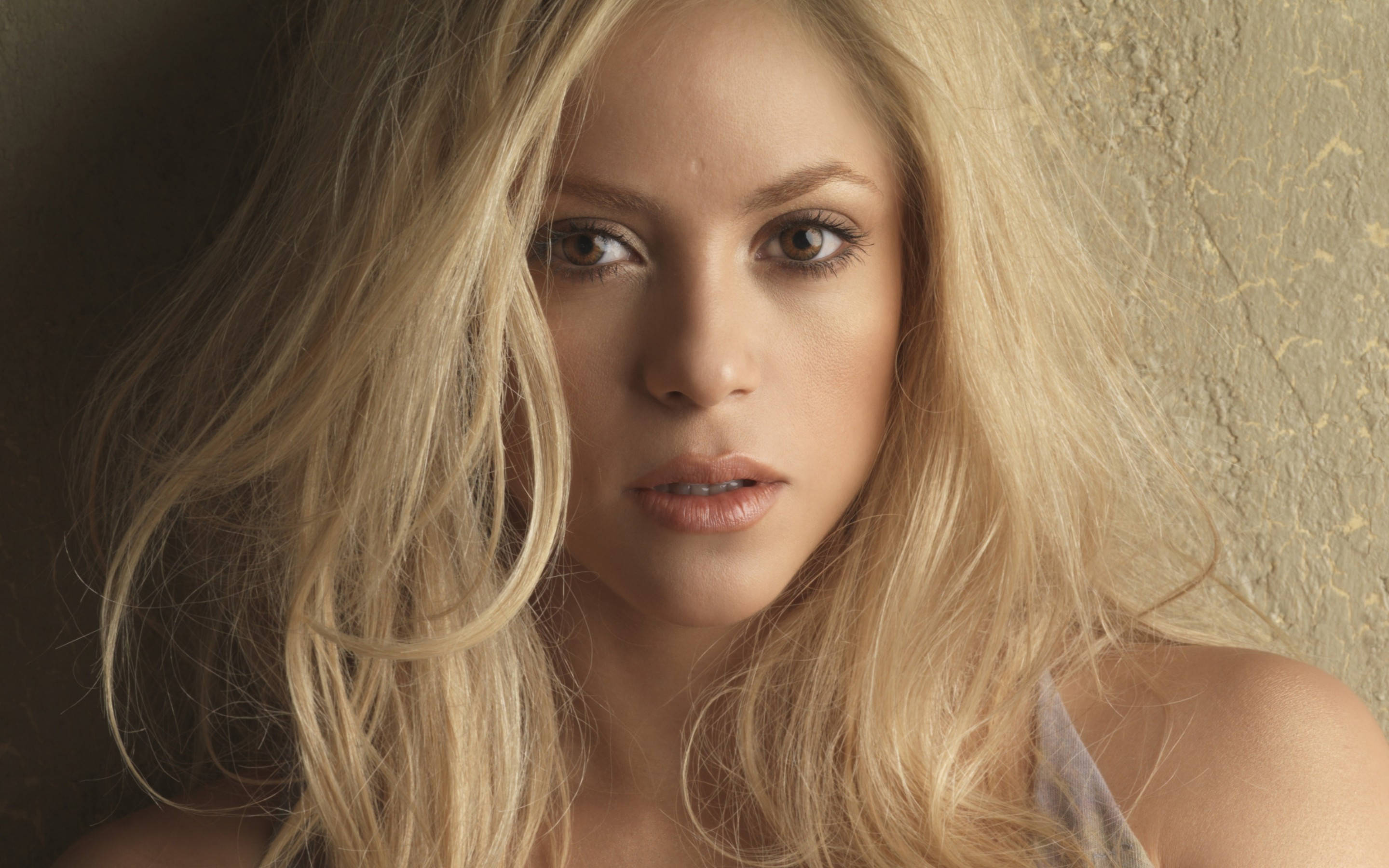 Shakira, blonde woman, soft lighting, 2K Desktop Wallpaper