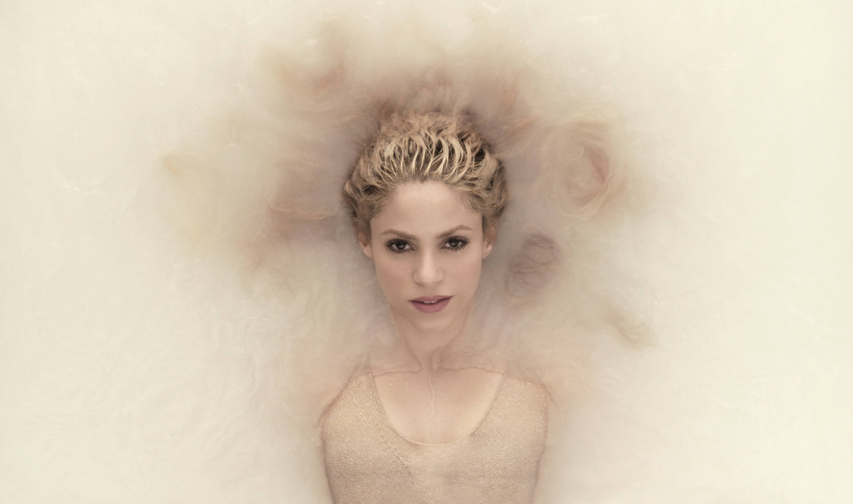 Shakira, blonde hair, cloud of soft beige powder, 2K Desktop Wallpaper