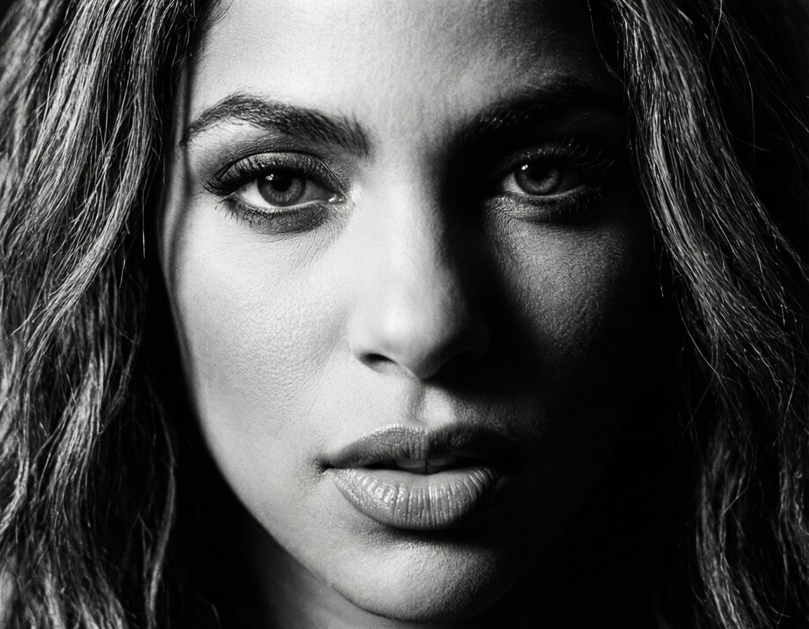 Shakira, dramatic monochrome, black and white, SD Desktop Wallpaper
