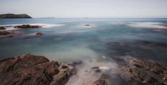 shallow ocean photography, turquoise waves, rugged brown coastal rocks, SD Desktop Wallpaper