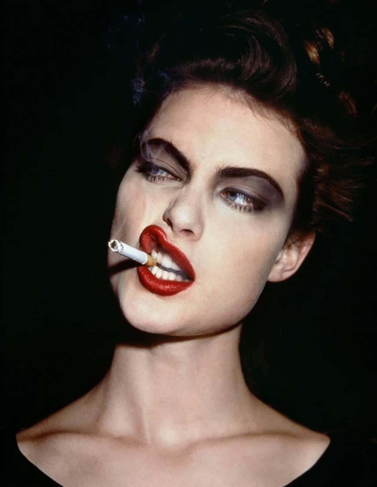 Shalom Harlow, bold red lips, smoky eyes, HD Phone Wallpaper