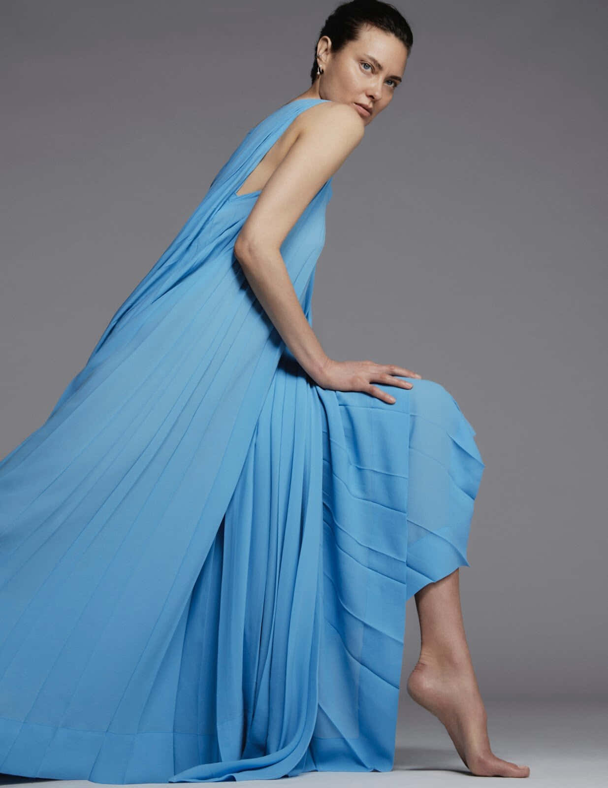 Shalom Harlow, blue gown, neutral gray studio backdrop, HD Phone Wallpaper