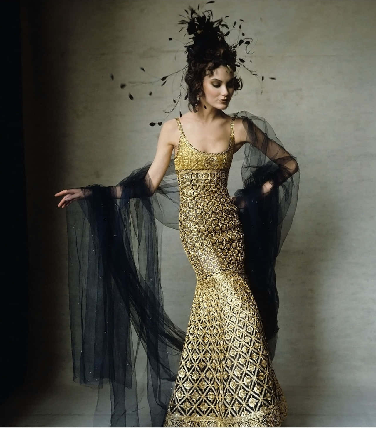 Shalom Harlow, golden geometric gown, black tulle sleeves, HD Phone Wallpaper