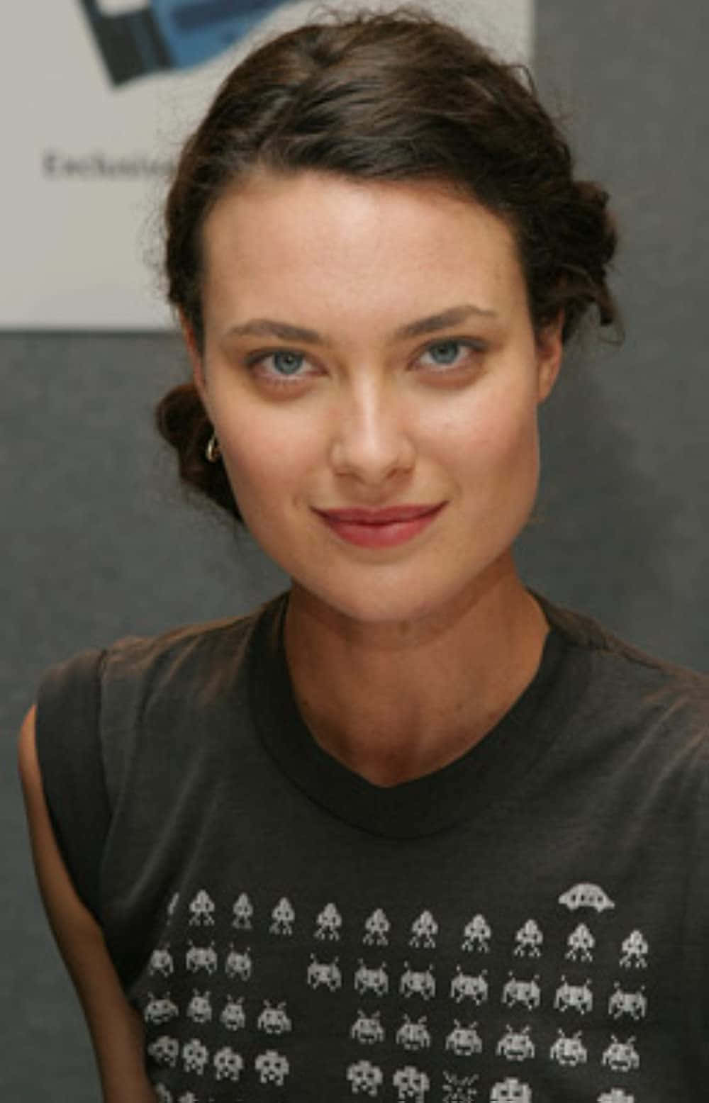 Shalom Harlow, black t-shirt, white alien graphics, HD Phone Wallpaper