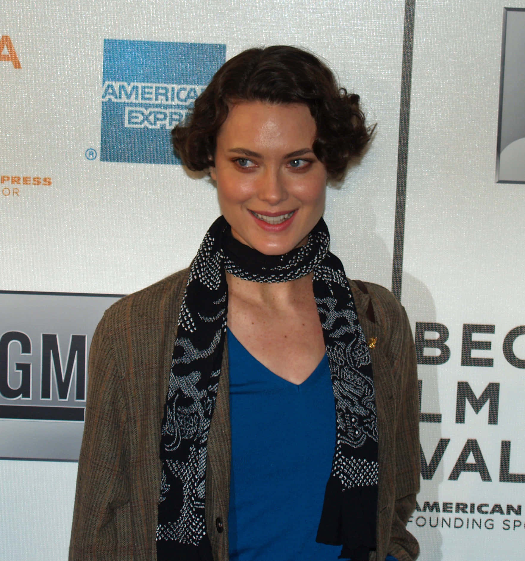 Shalom Harlow, blue top, patterned scarf, HD Phone Wallpaper