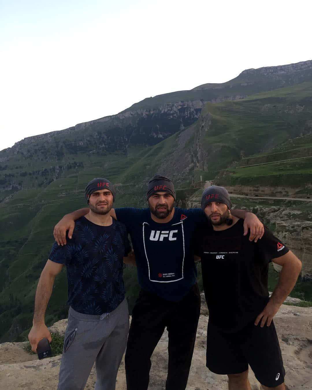 Shamil Abdurakhimov, UFC gear, rocky mountain ledge, HD Phone Wallpaper