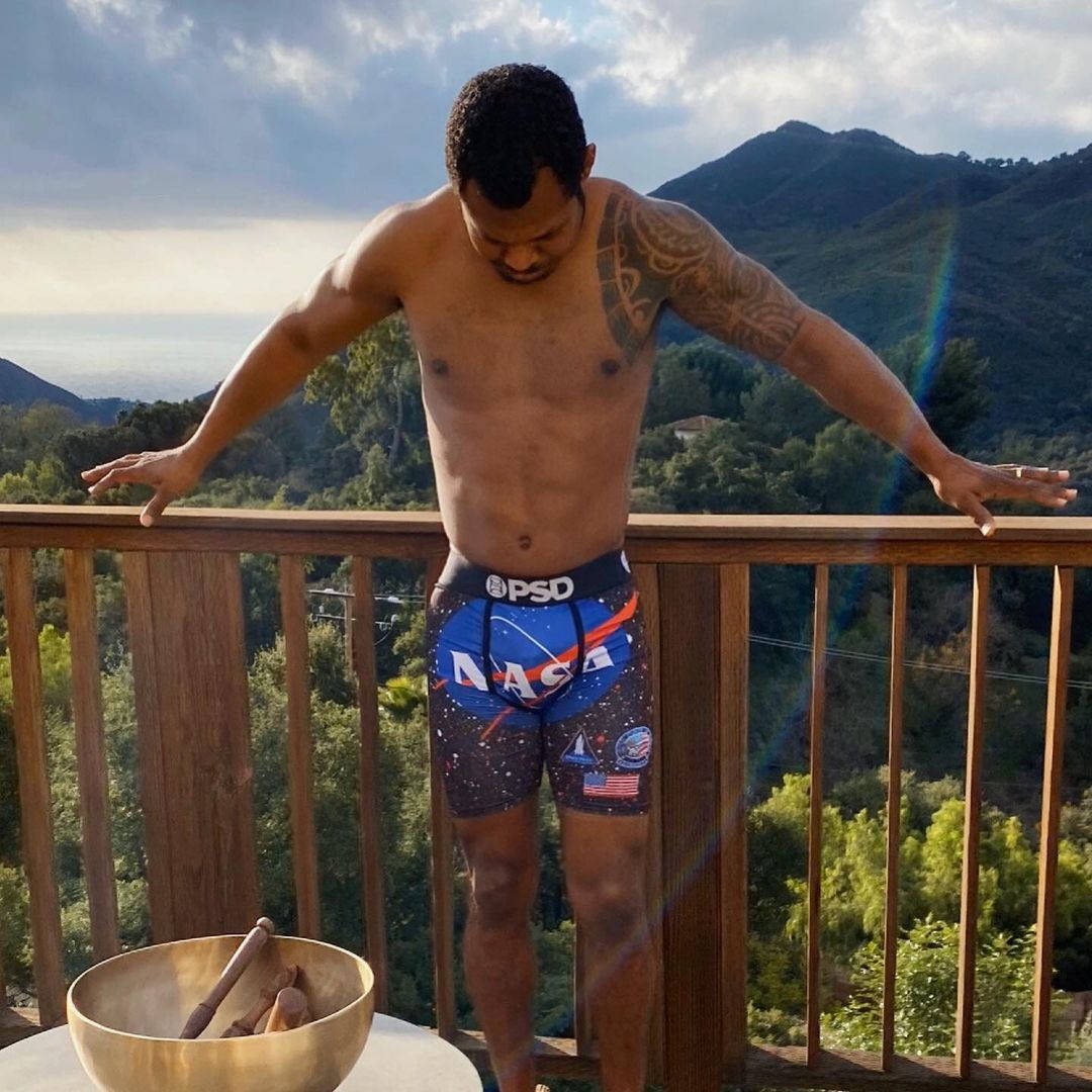 Shane Mosley, NASA-themed boxer shorts, wooden balcony, SD Desktop Wallpaper