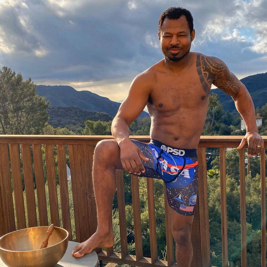 Shane Mosley, forest backdrop, wooden balcony railing, SD Desktop Wallpaper