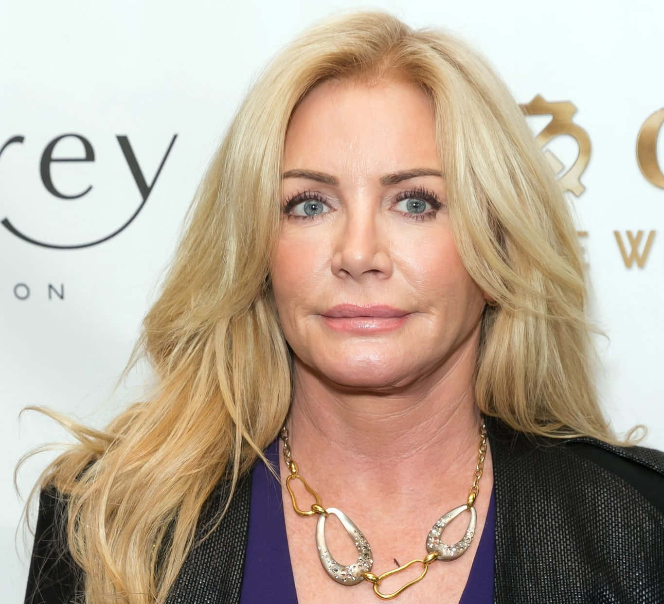 Shannon Tweed, gold necklace, black jacket, HD Desktop Wallpaper