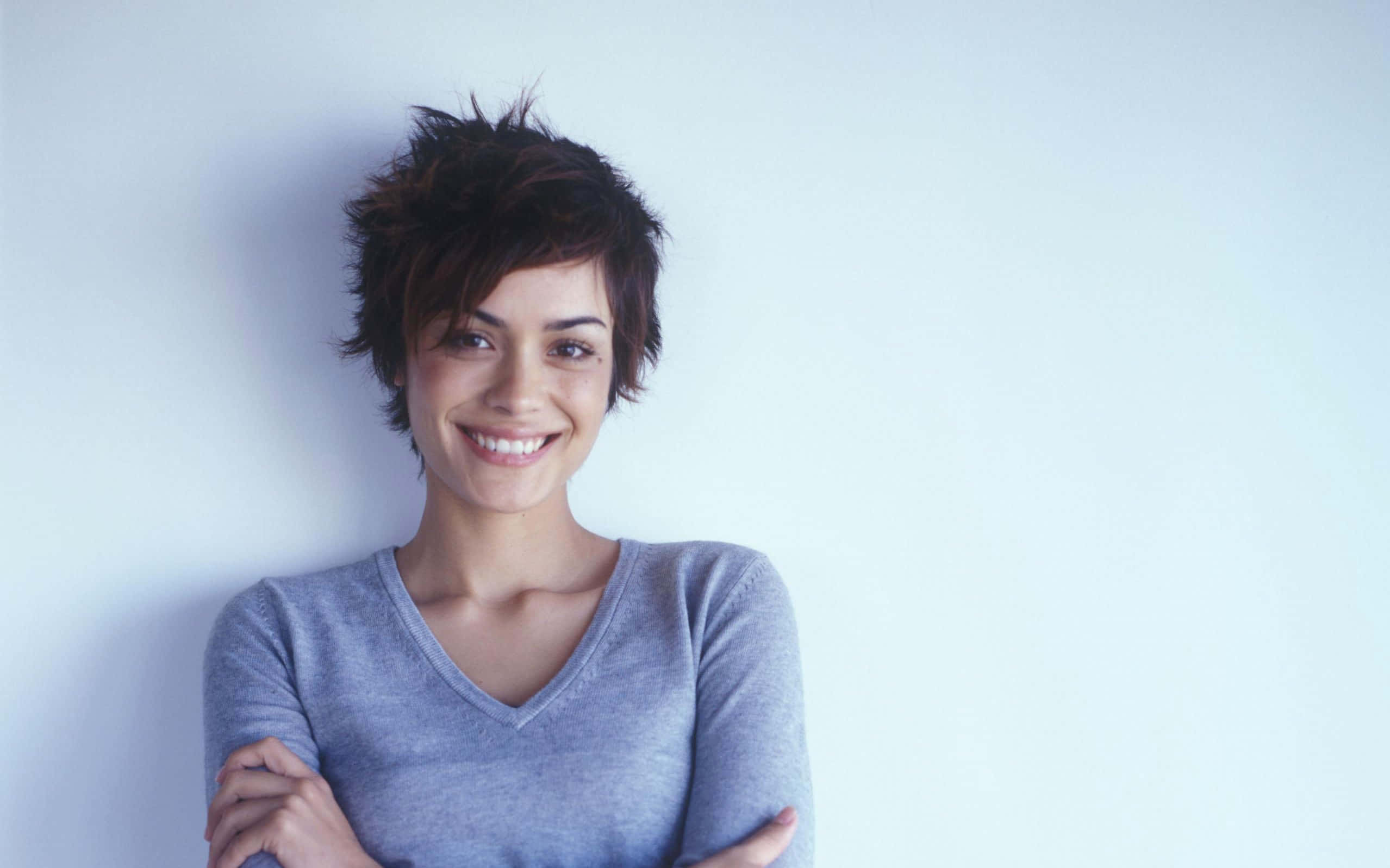 Shannyn Sossamon, short dark hair, light blue wall, Full HD Desktop Wallpaper