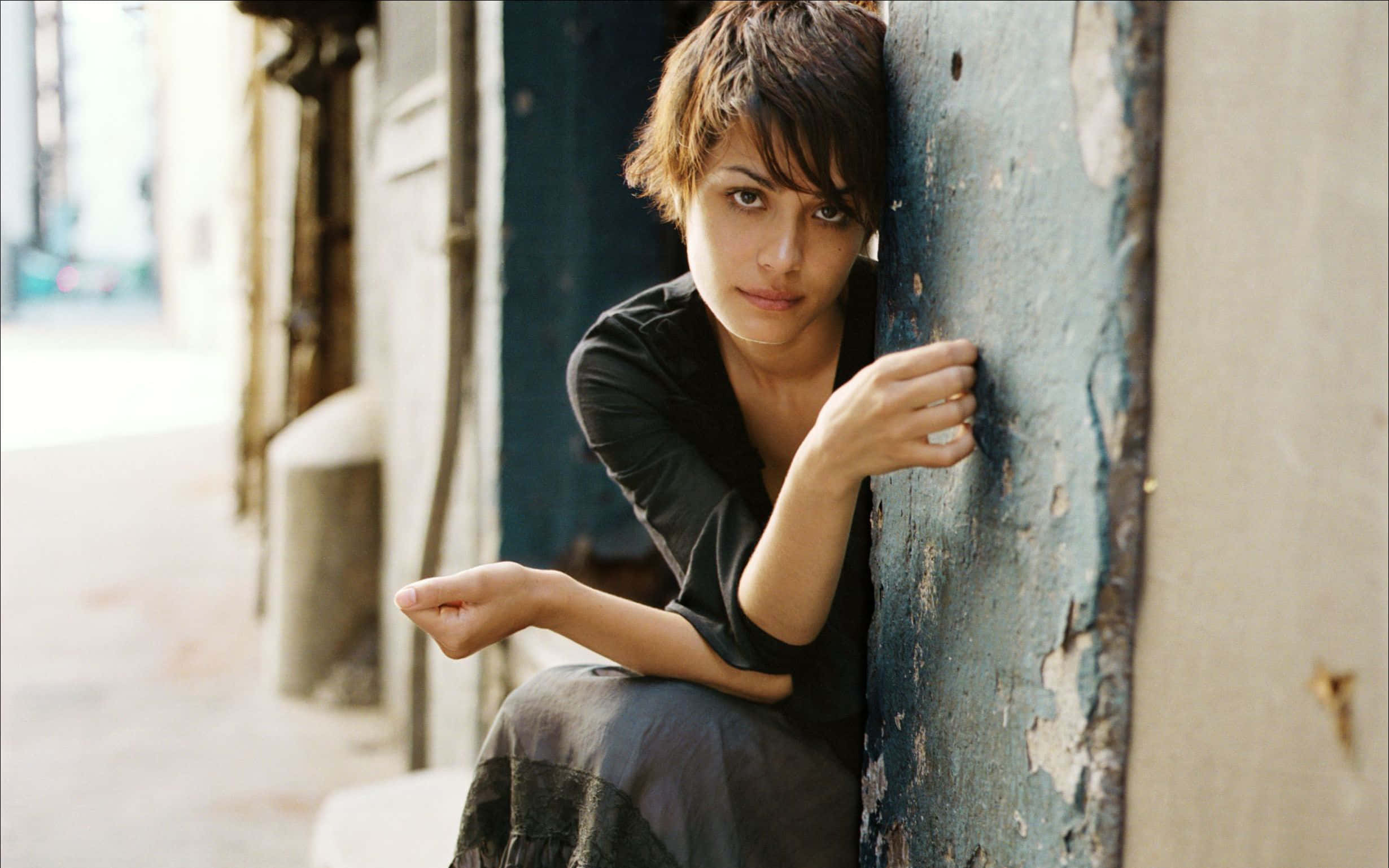Shannyn Sossamon, short dark hair, weathered blue wall, Full HD Desktop Wallpaper