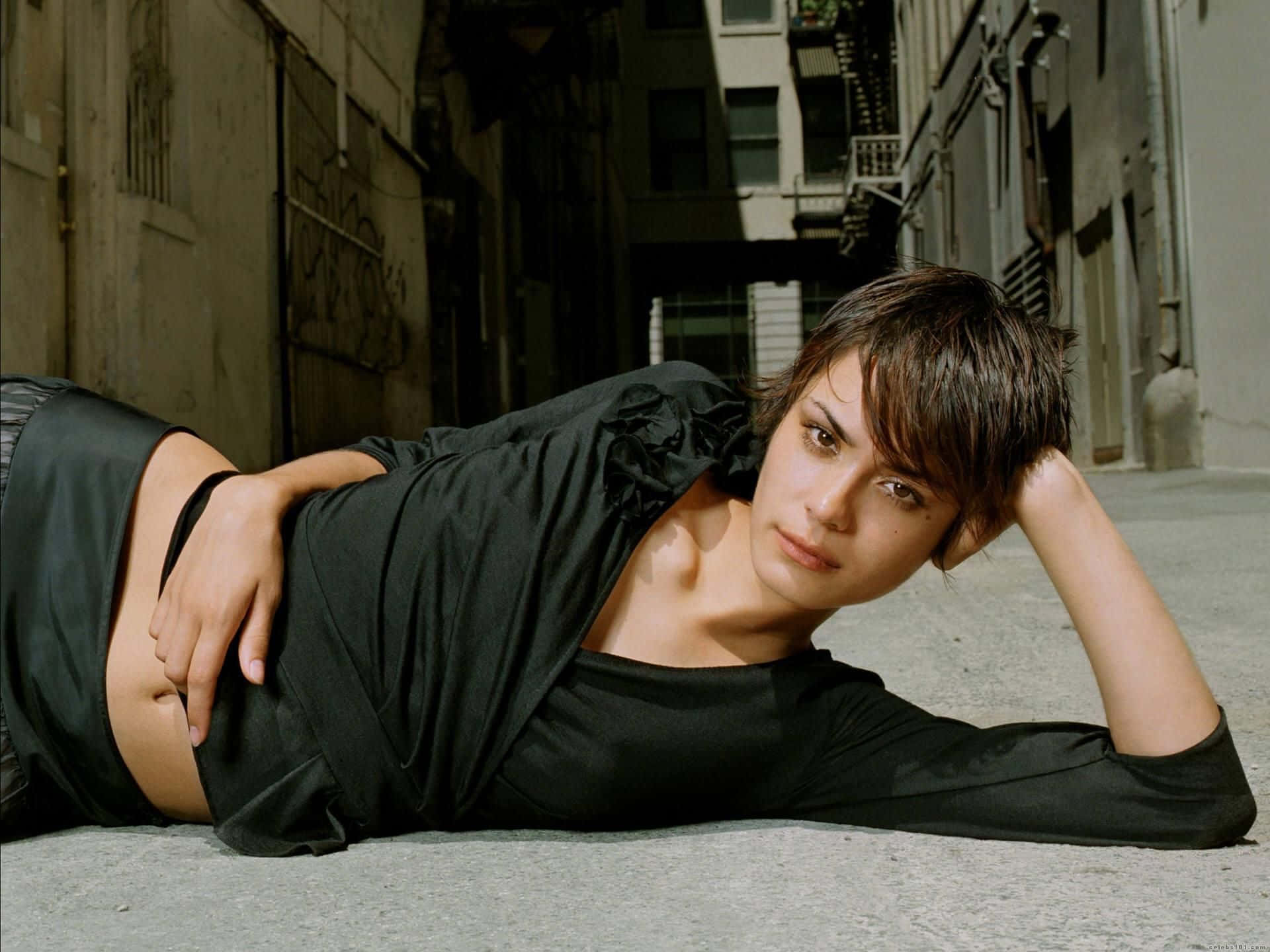 Shannyn Sossamon, sunlit urban alleyway, short dark hair, Full HD Desktop Wallpaper
