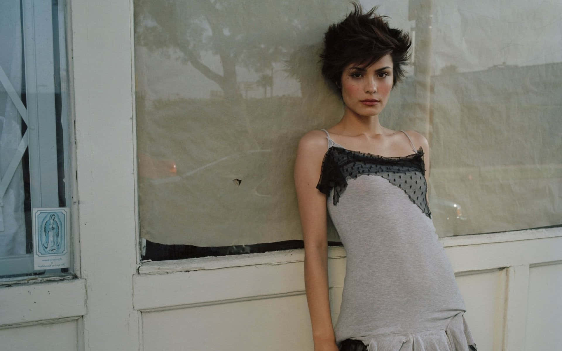 Shannyn Sossamon, tousled dark hair, weathered white door, Full HD Desktop Wallpaper