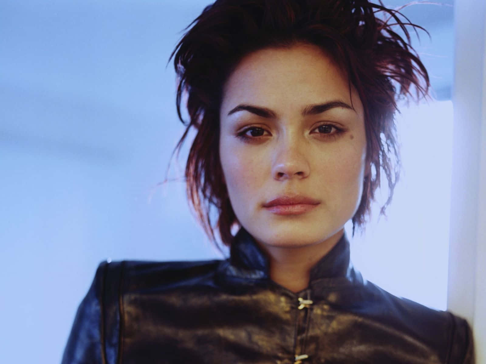 Shannyn Sossamon, black leather jacket, tousled dark hair, HD Desktop Wallpaper